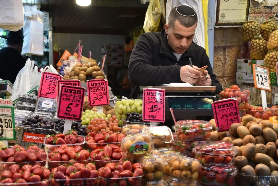 Israeli Hosting Etiquette Without Assumptions
